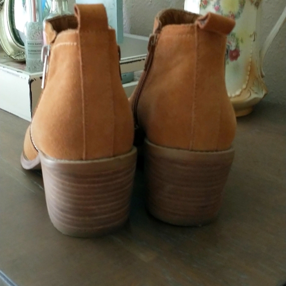 Look new! DV ankle, double side zip, size 7.5M, no marks or stains - Picture 5 of 9